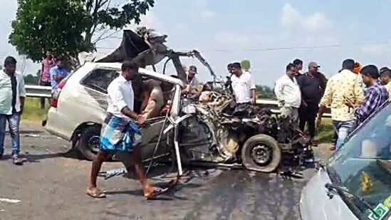 ప్రమాదంలో నుజ్జునుజ్జయిన కారు