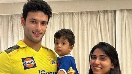 అత్య‌ధిక సిక్స్‌లు జాబితాలో డుప్లెసిస్ త‌ర్వాత 35 సిక్స్‌ల‌తో చెన్నై సూప‌ర్ కింగ్స్ బ్యాట్స్‌మెన్‌ శివ‌మ్ దూబే రెండో స్థానంలో నిలిచాడు.&nbsp;