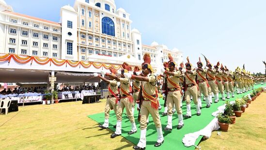 తెలంగాణ దశాబ్ధి ఉత్సవాల సందర్భంగా సచివాలయంలో చేపట్టిన పోలీసుల కవాత్తు ఆకట్టుకుంది. పోలీసుల గౌరవ వందనాన్ని సీఎం కేసీఆర్ స్వీకరించారు.