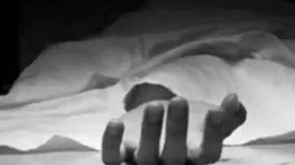 Hyderabad : డ్రైవర్ నిర్లక్ష్యం.. కారు డోర్ తగిలి రెండేళ్ల చిన్నారి మృతి, తల్లి పరిస్థితి విషమం!