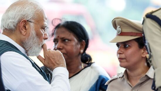 రైలు ప్రమాదంపై, సహాయ చర్యలపై స్థానిక పోలీసు అధికారి నుంచి సమాచారం తీసుకుంటున్న ప్రధాని మోదీ.