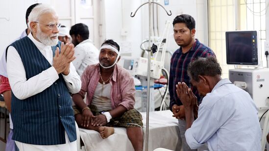 బాలాసోర్ లోని ఆసుపత్రిలో చికిత్స పొందుతున్న రైలు ప్రమాద బాధితులను పరామర్శిస్తున్న ప్రధాని మోదీ