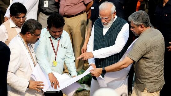 ట్రైన్ యాక్సిడెంట్ జరిగిన ప్రదేశంలో ప్రమాదంపై వివరాలను తెలుసుకుంటున్న ప్రధాని మోదీ. చిత్రంలో కేంద్ర మంత్రులు ధర్మేంద్ర ప్రధాన్, అశ్విని వైష్ణవ్.