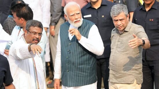 ఒడిశాలో రైలు ప్రమాదం జరిగిన ప్రాంతంలో కేంద్ర మంత్రి ధర్మేంద్ర ప్రధాన్, రైల్వే మంత్రి అశ్విని వైష్ణవ్ నుంచి వివరాలు తెలుసుకుంటున్న ప్రధాని మోదీ