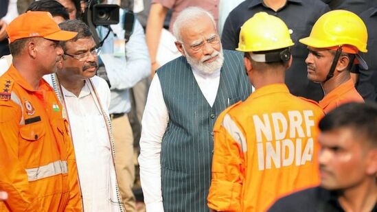 ఒడిశాలోని బాలాసోర్ జిల్లాలో మూడు రైళ్లు ఢీ కొన్న ప్రదేశంలో అక్కడి సహాయ సిబ్బంది నుంచి వివరాలు తెలుసుకుంటున్న ప్రధాని మోదీ.