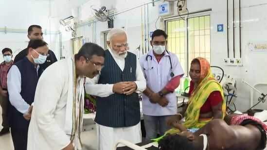 ఒడిశా రైలు ప్రమాదంలో గాయపడిన వారిని పరామర్శిస్తున్న ప్రధాని మోదీ.&nbsp;