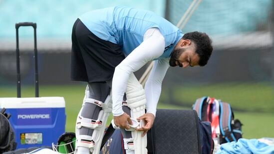 Virat Kohli: ఇంగ్లండ్ లో అత్యధిక పరుగులు చేసిన ఇండియన్ బ్యాటర్ గా నిలవడానికి విరాట్ కోహ్లి 72 పరుగుల దూరంలో ఉన్నాడు. ప్రస్తుతం ఇంగ్లండ్ లో 46 మ్యాచ్ లలో 2645 రన్స్ తో రాహుల్ ద్రవిడ్ తొలిస్థానంలో ఉండగా.. సచిన్ 43 మ్యాచ్ లలో 2626 రన్స్ తో రెండోస్థానంలో, విరాట్ 56 మ్యాచ్ లలో 2574 రన్స్ తో మూడోస్థానంలో ఉన్నాడు.
