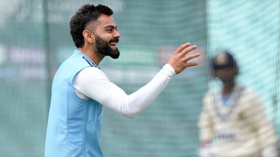 Virat Kohli: ఐసీసీ నాకౌట్ మ్యాచ్ లలో అత్యధిక పరుగులు చేసిన బ్యాటర్ గా నిలవడానికి విరాట్ కోహ్లి.. 112 పరుగుల దూరంలో ఉన్నాడు. కోహ్లి ప్రస్తుతం 620 పరుగులు చేశాడు. సచిన్ టెండూల్కర్ 14 మ్యాచ్ లలో 657 పరుగులు, రికీ పాంటింగ్ 18 మ్యాచ్ లలో 731 పరుగులు చేశారు.