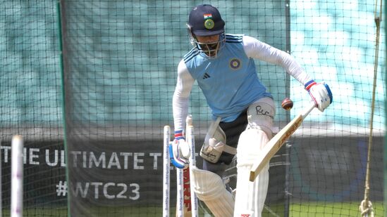 Virat Kohli: ఆస్ట్రేలియాపై టెస్టుల్లో 2 వేల పరుగుల మైలురాయికి విరాట్ కోహ్లి 21 పరుగుల దూరంలో ఉన్నాడు. ఇప్పటి వరకూ అతడు ఆసీస్ పై 24 టెస్టుల్లో 1979 రన్స్ చేశాడు.