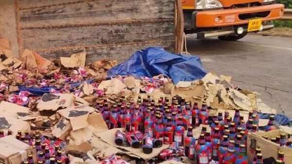 Beers looted: బీర్ల వ్యాన్ బోల్తా... సీసాలు ఎత్తుకు పోయిన జనం