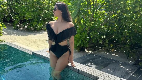 Sunny Leone in Swimming Pool: స్విమ్మింగ్ పూల్‌లో బ్లాక్ మోనోకినీలో సన్నీ లియోనీ కెమెరాలకు పోజులిచ్చింది. మాల్దీవ్స్ వెకేషన్‌లో ఉన్న ఆమె ఎప్పటికప్పుడు తన హాట్ హాట్ అందాల ఫొటోలను షేర్ చేసుకుంటోంది.