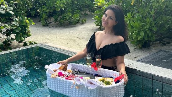 Sunny Leone in Swimming Pool: సన్నీకి సోషల్ మీడియాలో ఉన్న ఫాలోవర్ల సంఖ్య తెలుసు కదా.. ఈ ఫొటోలు షేర్ చేసిన వెంటనే లక్షల సంఖ్యలో లైక్స్, కామెంట్స్ వచ్చాయి.