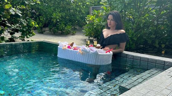 Sunny Leone in Swimming Pool: ఈ మధ్యే బ్లాక్ అండ్ బ్లూ బికినీలో బీచ్‌లో ఎంజాయ్ చేస్తున్న ఫొటోలను షేర్ చేసిన సన్నీ.. తాజాగా స్విమ్మింగ్ పూల్‌లో ఇలా మోనోకినీ ఫొటోలతో రెచ్చగొడుతోంది.