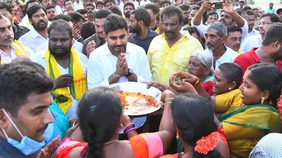 యువగళం పాదయాత్రలో నారా లోకేష్కు హారతులిస్తున్న మహిళలు <p>యువగళం పాదయాత్రలో నారా లోకేష్కు హారతులిస్తున్న మహిళలు</p>