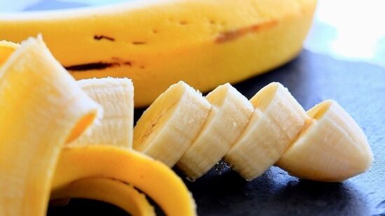 అరటిపండులో మెగ్నీషియం, ట్రిప్టోఫాన్, విటమిన్ B6, కార్బోహైడ్రేట్లు, పొటాషియం వంటి నిద్రను ప్రోత్సహించే పోషకాలు పుష్కలంగా ఉన్నాయి, ఇవన్నీ నిద్రను మెరుగుపరచడంలో సహాయపడతాయి. అయితే రాత్రి నిదురించే సమయానికి చాలా ముందుగానే దీనిని తినాలి. అరటిపండులో మెగ్నీషియం, ట్రిప్టోఫాన్, విటమిన్ B6, కార్బోహైడ్రేట్లు, పొటాషియం వంటి నిద్రను ప్రోత్సహించే పోషకాలు పుష్కలంగా ఉన్నాయి, ఇవన్నీ నిద్రను మెరుగుపరచడంలో సహాయపడతాయి. అయితే రాత్రి నిదురించే సమయానికి చాలా ముందుగానే దీనిని తినాలి.