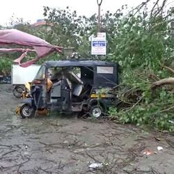 <p>గుజరాత్​లో తీరం దాటిన బిపర్జాయ్​ తుపాను తీవ్రత కాస్త తగ్గుముఖం పట్టింది. ఈ విషయాన్ని ఐఎండ వెల్లడించింది. కాగా భారీ వర్షాల కారణంగా గుజరాత్​లో 500కుపైగా చెట్లు నేలకూలాయి. 940కిపైగా గ్రామాల్లో విద్యుత్​ సేవలకు అంతరాయం ఏర్పడింది. భావ్​నగర్​లో ఇద్దరు మరణించినట్టు సమాచారం.</p>