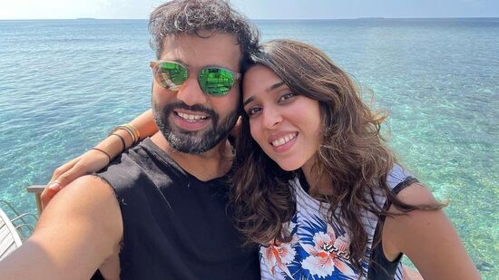 Rohit Sharma in Maldives: వచ్చే నెలలో ఇండియా వెస్టిండీస్ టూర్ కు వెళ్లనుండగా.. రోహిత్ వెళ్తాడా లేక రెస్ట్ తీసుకుంటాడా అన్నది తెలియలేదు. ఈలోపు అతడు మాత్రం భార్యతో ఇలా వెకేషన్ ఎంజాయ్ చేస్తున్నాడు.