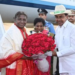 <p>గవర్నర్ తమిళిసై, సీఎం కేసీఆర్‌ రాష్ట్రపతికి ఘనస్వాగతం పలికారు.&nbsp;</p>