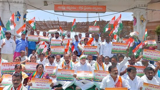 సీఎం కేసీఆర్ వేముల రాజరాజేశ్వర స్వామి ఆలయానికి రూ.100 కోట్ల ఇస్తానన్న హామీ నెరవేరలేదని కాంగ్రెస్ శ్రేణులు ఆందోళనకు దిగాయి.&nbsp;