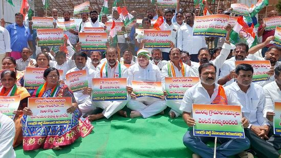 కేసీఆర్ ఇచ్చిన హామీలను గుర్తు చేయడానికి ప్రతి సంవత్సరం కాంగ్రెస్ పార్టీ ఆధ్వర్యంలో అనేక విధాలుగా &nbsp;కార్యక్రమాలు చేపడతున్నామని పొన్నం ప్రభాకర్ అన్నారు