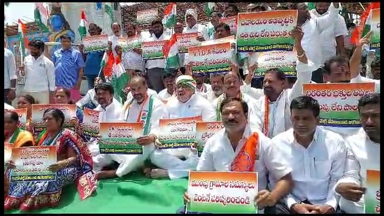 రూ.3016 నిరుద్యోగ భృతి ఇవ్వలేదని, డబుల్ బెడ్ రూమ్ ఇల్లు ఇవ్వలేదని, రైతు రుణమాఫీ గురించి ఇప్పుడు ప్రశ్నించడం లేదని, శివునికి శఠగోపం పెట్టి దైవత్వాన్ని నిర్లక్ష్యం చేసే విధంగా ఈ దేవాలయానికి ఇచ్చిన హామీని అమలు చేయకపోవడం ఈ ప్రాంత ప్రజలను &nbsp;అవమానపరిచినట్లుగా భావిస్తున్నామని పొన్నం అన్నారు.&nbsp;