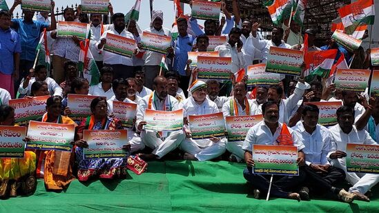 మాజీ ఎంపీ పొన్నం ప్రభాకర్ ఆధ్వార్యంలో కాంగ్రెస్ శ్రేణులు నిరసన చేశాయి.&nbsp;
