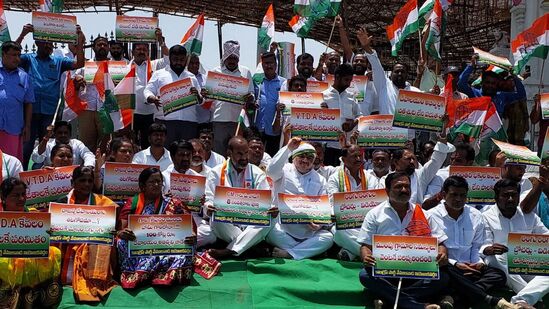కాంగ్రెస్ పార్టీ ఆధ్వర్యంలో కేసీఆర్ తలపై ఎనిమిది కొబ్బరికాయలు కొట్టి 8 సంవత్సరాల కిందట ఇచ్చిన హామీని గుర్తుచేయాలని అనుకుంటున్నామన్నారు. కొత్తగా ఏమీ గొంతెమ్మ కోరికలు కోరడం లేదన్నారు.&nbsp;