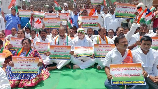 8 సంవత్సరాల క్రితం వేములవాడ రాజన్న ఆలయానికి వచ్చిన సీఎం కేసీఆర్ దేవాలయ అభివృద్ధి కోసం ఏడాదికి 100 కోట్ల రూపాయలు ఇస్తామని, మిడ్ మానేరు ముంపు బాధితుల సమస్యలు పరిష్కరించి డబుల్ బెడ్ రూమ్ ఇల్లు కేటాయిస్తామని ఆలయ గుడిమెట్ల మీద ఇచ్చిన హామీ ఇచ్చారని మాజీ ఎంపీ పొన్నం ప్రభాకర్ ఆరోపించారు.&nbsp;