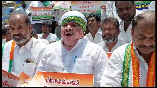 దేవాలయాలకు సంబంధించి యాదాద్రి ఆలయం మినహా ముఖ్యమంత్రి హామీ ఎక్కడా అమలు కాలేదని నిరసన వ్యక్తం చేశారు కాంగ్రెస్ నేతలు. &nbsp;