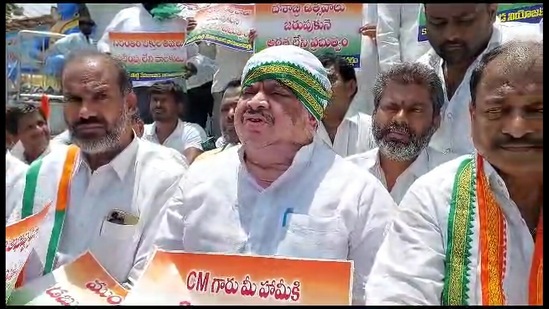 ముఖ్యమంత్రి కేసీఆర్ వేములవాడ ఆలయానికి ఒక్క రూపాయి కూడా ఇవ్వలేదనే విషయాన్ని రాష్ట్ర ప్రజలు గమనించాలని కాంగ్రెస్ నేతలు అన్నారు.&nbsp;