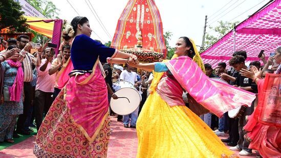 జగన్నాథుడి రథయాత్రలో రథం ముందు మహిళా భక్తుల నృత్యాలు.