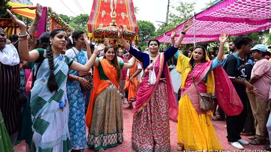 ఒడిశాలోని పురిలో జరుగుతున్న జగన్నాథుని రథయాత్రలో పాల్గొని నృత్యాలు చేస్తున్న భక్తులు. ఈ రథయాత్ర కార్యక్రమం సజావుగా సాగడానికి వీలుగా ఒడిశా ప్రభుత్వం అన్ని జాగ్రత్తలు తీసుకుంది. 180 ప్లటూన్ల బలగాలను మోహరించింది. రైల్వే శాఖ పురికి 125 ప్రత్యేక రైళ్లను వేసింది.