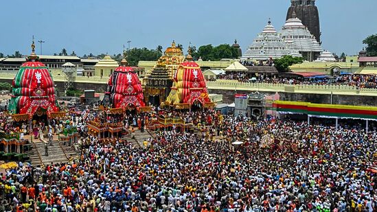 ఒడిశాలోని పురిలో జరుగుతున్న జగన్నాథుని రథయాత్రకు మంగళవారం తరలివచ్చిన భక్త జనం