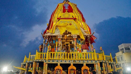 ఒడిశాలోని పురిలో జగన్నాథుని రథయాత్ర మూడు రోజుల పాటు జరుగుతుంది. లక్షలాది భక్తులు భక్తి శ్రద్ధలతో జగన్నాథుడి రథాన్ని లాగుతారు.