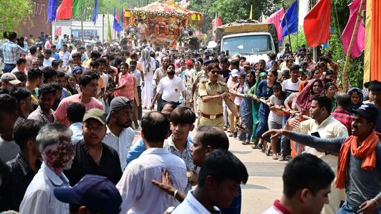 పురిలోని జగన్నాథ రథయాత్రలో ముస్లింలు కూడా పాల్గొనడం విశేషం.