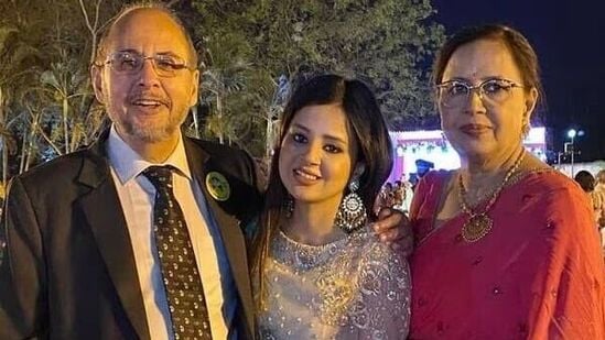 MS Dhoni mother in law: పిల్లనిచ్చిన అత్త చేతుల్లో వందల కోట్ల సంస్థను ధోనీ పెట్టడం చూసి చాలా మంది ఆశ్చర్యపోయారు. అయితే వ్యాపారాన్ని ఆమె నడపగలదన్న నమ్మకంతోనే ధోనీ 2020లో ఈ సీఈవో బాధ్యతలు అప్పగించాడు.