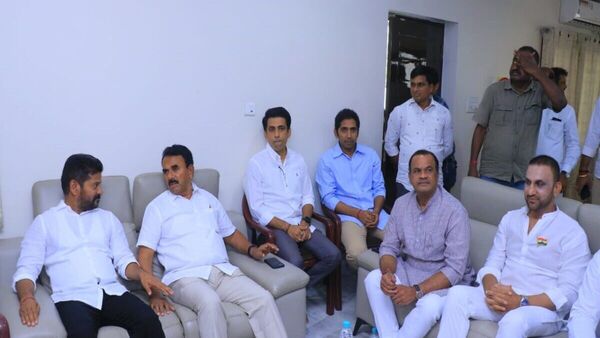 Revanth Reddy Met Jupally : జూపల్లితో రేవంత్ రెడ్డి, కోమటిరెడ్డి భేటీ- కాంగ్రెస్ లో చేరాలని ఆహ్వానం!