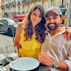 <p>Team India: టీమిండియా కెప్టెన్ రోహిత్ శర్మ భార్య రితికాతో కలిసి మాల్దీవ్స్ టూర్ ఎంజాయ్ చేశాడు. డబ్ల్యూటీసీ ఫైనల్ ముగియగానే లండన్ నుంచి నేరుగా మాల్దీవ్స్ కే వెళ్లిన రోహిత్.. అక్కడ కొన్నాళ్లు సరదాగా ఎంజాయ్ చేస్తూ ఆ ఫొటోలను ఇన్‌స్టాలో షేర్ చేసుకున్నాడు.</p>