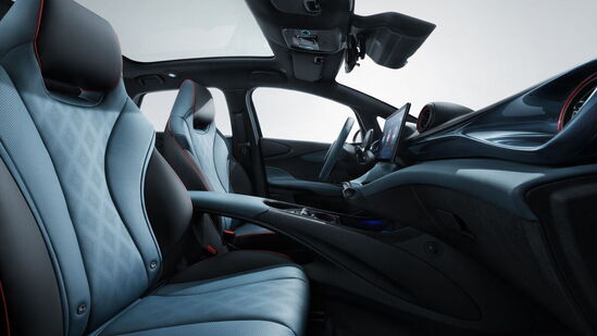 ఈ హ్యాచ్బ్యాక్లో యాక్టివ్, బూస్ట్, కంఫర్ట్, డిజైన్ వంటి నాలుగు మోడల్స్ ఉన్నాయి. వీటికి వేరువేరు బ్యాటరీ ప్యాక్స్, ధరలు ఉన్నాయి. ఈ హ్యాచ్బ్యాక్లో యాక్టివ్, బూస్ట్, కంఫర్ట్, డిజైన్ వంటి నాలుగు మోడల్స్ ఉన్నాయి. వీటికి వేరువేరు బ్యాటరీ ప్యాక్స్, ధరలు ఉన్నాయి.