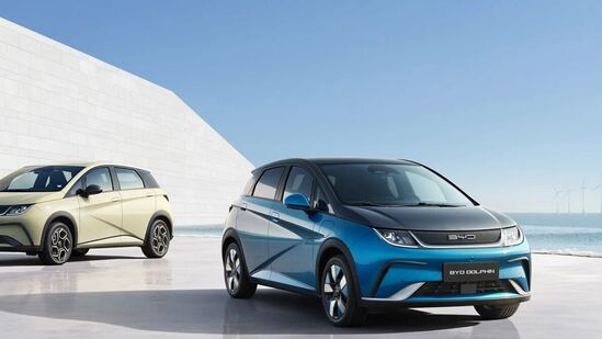 ఈ బీవైడీ డాల్ఫిన్లో 44.9కేడబ్ల్యూహెచ్, 60.4కేడబ్ల్యూహెచ్ వంటి రెండు బ్యాటరీ ప్యాక్ ఆప్షన్స్ ఉన్నాయి. ఈ బీవైడీ డాల్ఫిన్లో 44.9కేడబ్ల్యూహెచ్, 60.4కేడబ్ల్యూహెచ్ వంటి రెండు బ్యాటరీ ప్యాక్ ఆప్షన్స్ ఉన్నాయి.