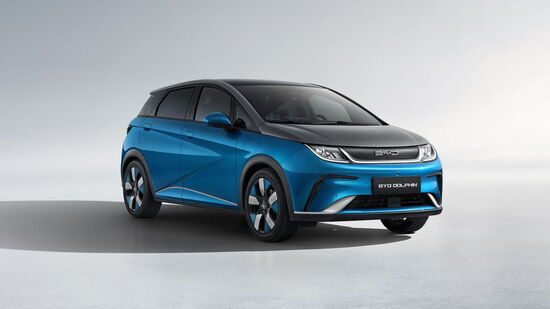 60.4 కేడబ్ల్యూహెచ్ బ్యాటరీ ప్యాక్తో పాటు పర్మనెంట్ మాగ్నెట్ సింక్రొనియస్ మోటార్ ఉన్న బీవీడీ డాల్ఫిన్.. 0-100 కేఎంపీహెచ్ స్పీడ్ను కేవలం 7 సెకన్లలో అందుకోగలదు! 60.4 కేడబ్ల్యూహెచ్ బ్యాటరీ ప్యాక్తో పాటు పర్మనెంట్ మాగ్నెట్ సింక్రొనియస్ మోటార్ ఉన్న బీవీడీ డాల్ఫిన్.. 0-100 కేఎంపీహెచ్ స్పీడ్ను కేవలం 7 సెకన్లలో అందుకోగలదు!