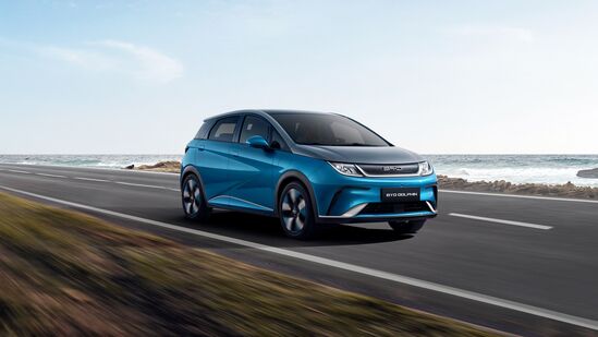 యూరోప్లో బీవైడీ డాల్ఫిన్ ఎక్స్షోరూం ధర 29,990 యూరోలు. అంటే రూ. 26,88,269. యూరోప్లో బీవైడీ డాల్ఫిన్ ఎక్స్షోరూం ధర 29,990 యూరోలు. అంటే రూ. 26,88,269.