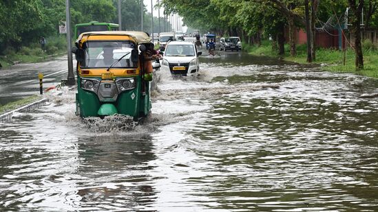 భారీ వర్షాల నేపథ్యంలో ఆదివారం రాత్రి మండీ జిల్లాలోని మనాలీ- చంఢీగఢ్​ జాతీయ రహదారిపై కొండచరియలు విరిగిపడ్డాయి. దాదాపు 20 గంటల పాటు శ్రమించిన అధికారులు.. రహదారిని పునరుద్ధరించారు. అప్పటివరకు వందలాది మంది పర్యాటకులు ఇబ్బందిపడ్డారు.