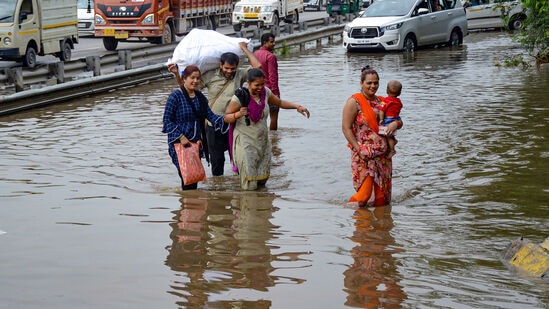 ఐఎండీ ప్రకారం.. తూర్పు, ఈశాన్య భారతంలోని అనేక ప్రాంతాల్లో 5 రోజుల పాటు మోస్తారు వర్షాలు కురుస్తాయి. కొన్ని చోట్ల మాత్రం ఉరుములతో కూడిన వానలు పడతాయి. ఈ నెల 30 వరకు అసోం, మేఘాలయ, అరుణాచల్​ప్రదేశ్​లో అతి భారీ వర్షాలు పడతాయి.