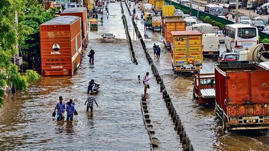 దేశంలోని అనేక ప్రాంతాల్లో భారీ వర్షాలు కురిసే అవకాశం ఉందని అలర్ట్​ జారీ చేసింది ఐఎండీ. దేశంలోని ఉత్తర, వాయువ్య ప్రాంతాలకు కూడా రుతుపవనాలు చేరాయని స్పష్టం చేసింది.