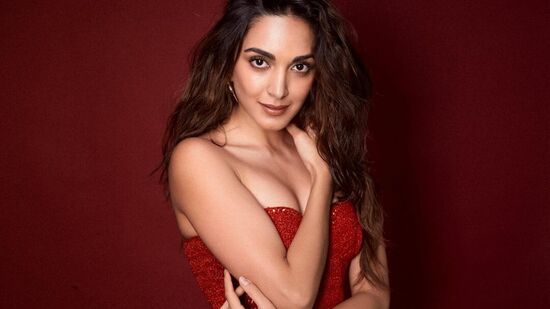 Kiara Advani in Red Dress: ఈ రెడ్ డ్రెస్ ఖరీదెంతో తెలుసా? రూ.2.6 లక్షలు. అయినా ఆమె అందాల ముందు ఆ డ్రెస్ రేటు కూడా చిన్నదైపోయింది.