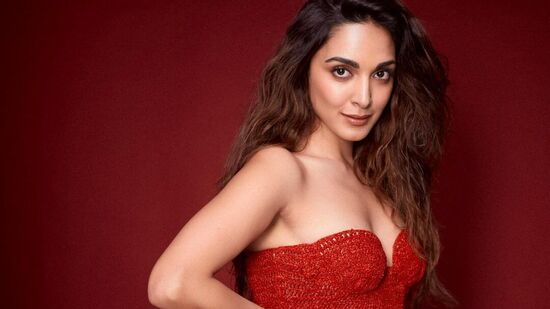Kiara Advani in Red Dress: కియారా, కార్తీక్ ఆర్యన్ నటించిన సత్యప్రేమ్ కీ కథా మూవీ త్వరలోనే ప్రేక్షకుల ముందుకు రానుంది. అందులో భాగంగానే కియారా ఇలా హాట్ డ్రెస్సుల్లో అలరించింది.