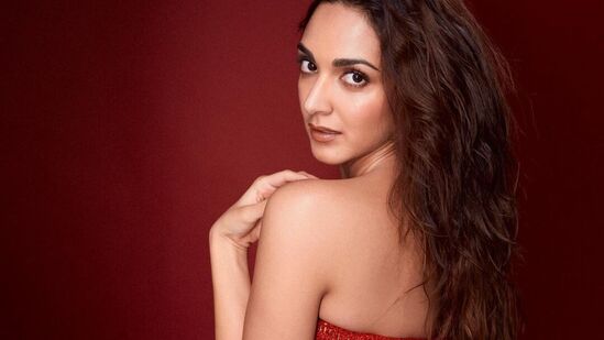 Kiara Advani in Red Dress: హార్ట్, ఫైర్ ఎమోజీలే క్యాప్షన్ గా ఈ ఫొటోలను కియారా అభిమానులతో పంచుకుంది. ఈ ఫొటోలు చూసి చాలా మంది ఫ్యాన్స్ కూడా అవే ఫైర్, హార్ట్ ఎమోజీలతో కామెంట్స్ చేశారు.