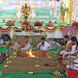 <h2>లోక కల్యాణార్థం &nbsp;వారం రోజుల పాటు తిరుపతిలో తొలిసారిగా శ్రీ శ్రీనివాస చతుర్వేద హవనం నిర్వహిస్తున్నట్లు టీటీడీ ఈవో ధర్మారెడ్డి తెలిపారు. జూలై 5వ తేదీ వరకు ఏడు రోజులపాటు 32 మంది రుత్వికులు ఈ హోమ కార్యక్రమాన్ని నిర్వహిస్తారని చెప్పారు. సృష్టిలోని సకల జీవరాశులు ఆరోగ్యంగా ఆనందంగా ఉండాలని స్వామివారిని ప్రార్థిస్తూ నాలుగు వేదాల్లోని మంత్రాలను పఠిస్తూ, &nbsp;ఉదయం 8 నుండి మధ్యాహ్నం 1 గంట వరకు ఈ కార్యక్రమం జరుగుతుందని తెలిపారు. సాయంత్రం ఆధ్యాత్మిక ప్రవచనాలు భక్తి సంగీత కార్యక్రమాలు జరుగుతాయని చెప్పారు . భక్తులు పెద్ద సంఖ్యలో పాల్గొని స్వామివారి కృపకు పాత్రులు కావాలని కోరారు.</h2>