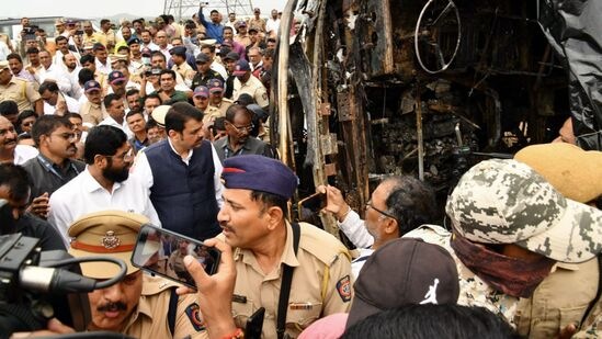 పూర్తిగా కాలిపోయిన బస్సును పరిశీలిస్తున్న ముఖ్యమంత్రి ఏక్ నాథ్ షిండే, ఉపముఖ్యమంత్రి దేవేంద్ర ఫడణవీస్. బస్సు డ్రైవర్, కండక్టర్ లను ప్రశ్నిస్తున్నట్లు పోలీసులు తెలిపారు.&nbsp;